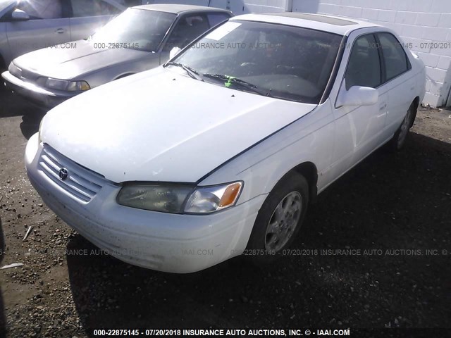 JT2BF28K2W0100126 - 1998 TOYOTA CAMRY LE/XLE WHITE photo 2