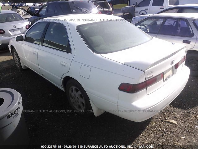 JT2BF28K2W0100126 - 1998 TOYOTA CAMRY LE/XLE WHITE photo 3