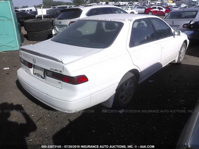JT2BF28K2W0100126 - 1998 TOYOTA CAMRY LE/XLE WHITE photo 4