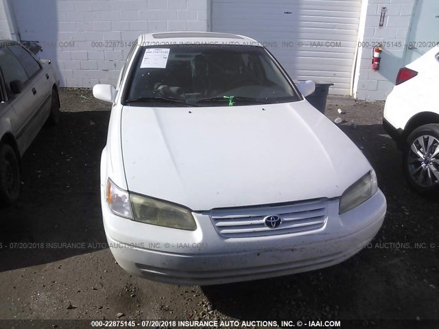 JT2BF28K2W0100126 - 1998 TOYOTA CAMRY LE/XLE WHITE photo 6