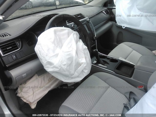 4T4BF1FK4GR562767 - 2016 TOYOTA CAMRY LE/XLE/SE/XSE 灰色 照片 5