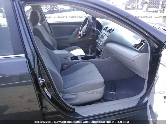 4T1BE46K69U315042 - 2009 TOYOTA CAMRY SE/LE/XLE ნაცრისფერი ფოტო 5