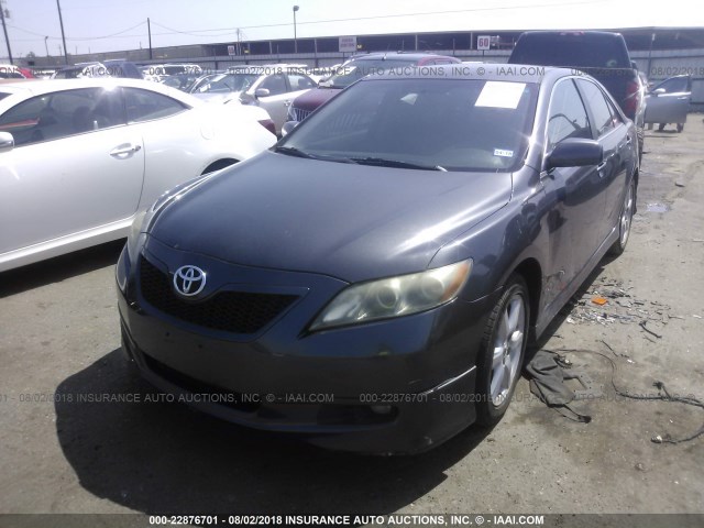 4T1BK46K27U542041 - 2007 TOYOTA CAMRY NEW GENERAT LE/XLE/SE GRAY photo 2