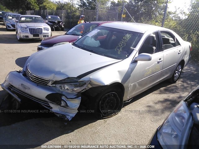 4T1BE32K45U074673 - 2005 TOYOTA CAMRY LE/XLE/SE SILVER photo 2