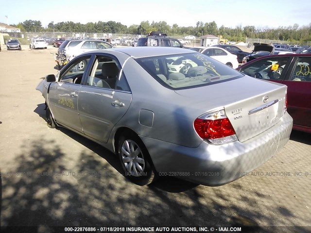4T1BE32K45U074673 - 2005 TOYOTA CAMRY LE/XLE/SE ვერცხლისფერი ფოტო 3