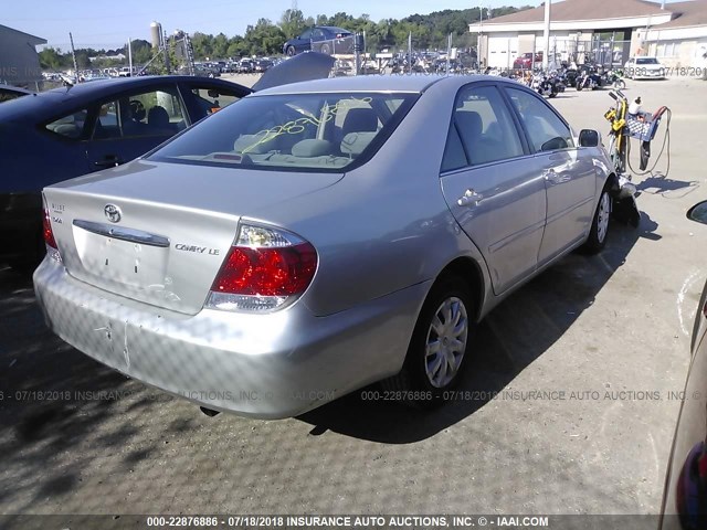 4T1BE32K45U074673 - 2005 TOYOTA CAMRY LE/XLE/SE ვერცხლისფერი ფოტო 4