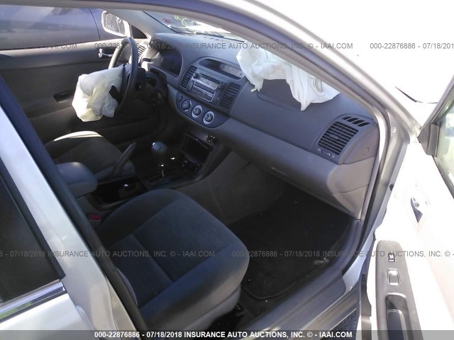 4T1BE32K45U074673 - 2005 TOYOTA CAMRY LE/XLE/SE ვერცხლისფერი ფოტო 5