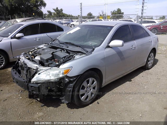 4T1BF3EK5AU017756 - 2010 TOYOTA CAMRY SE/LE/XLE ვერცხლისფერი ფოტო 2