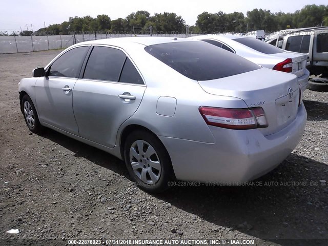 4T1BF3EK5AU017756 - 2010 TOYOTA CAMRY SE/LE/XLE SILVER photo 3