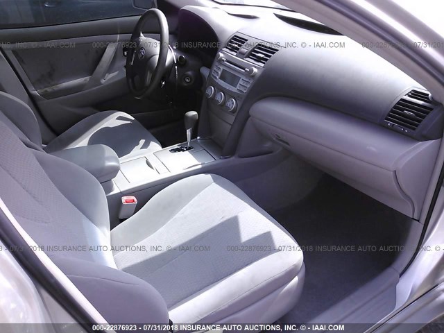 4T1BF3EK5AU017756 - 2010 TOYOTA CAMRY SE/LE/XLE ვერცხლისფერი ფოტო 5