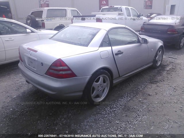 WDBKK47F8XF142526 - 1999 MERCEDES-BENZ SLK SILVER photo 4