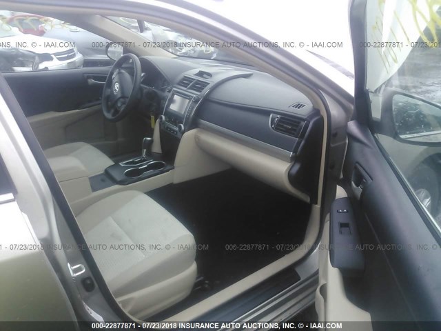 4T1BF1FK1DU641786 - 2013 TOYOTA CAMRY L/SE/LE/XLE 金色 照片 5