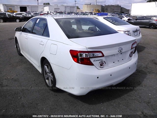 4T1BF1FK3CU188561 - 2012 TOYOTA CAMRY SE/LE/XLE WHITE photo 3