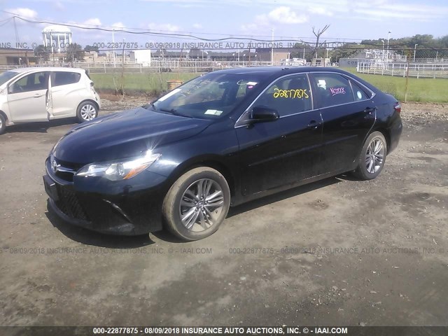 4T1BF1FK7HU329364 - 2017 TOYOTA CAMRY LE/XLE/SE/XSE 黑色 照片 2