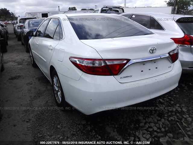 4T4BF1FK6GR581272 - 2016 TOYOTA CAMRY LE/XLE/SE/XSE WHITE photo 3