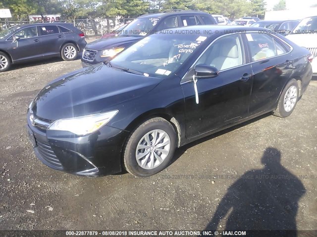 4T4BF1FK4FR463820 - 2015 TOYOTA CAMRY LE/XLE/SE/XSE BLACK photo 2