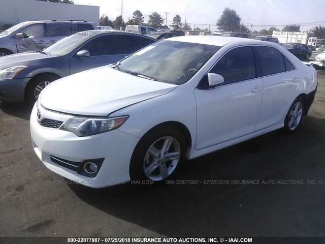 4T1BF1FK7CU577204 - 2012 TOYOTA CAMRY SE/LE/XLE WHITE photo 2