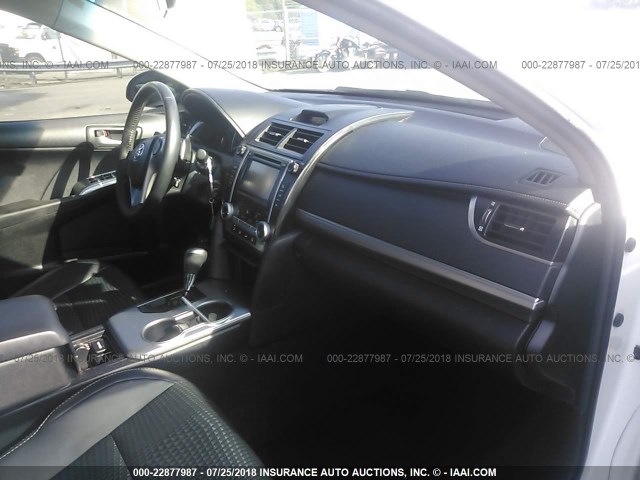 4T1BF1FK7CU577204 - 2012 TOYOTA CAMRY SE/LE/XLE WHITE photo 5