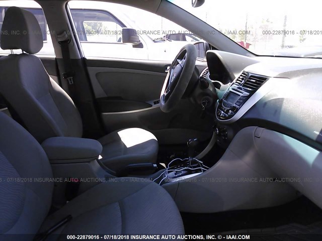 KMHCU4AE4DU302582 - 2013 HYUNDAI ACCENT GLS/SE SILVER photo 5