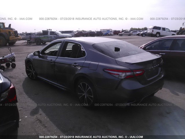 4T1B11HK8JU081238 - 2018 TOYOTA CAMRY L/LE/XLE/SE/XSE GRAY photo 3