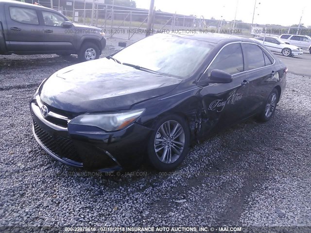 4T1BF1FK2GU164760 - 2016 TOYOTA CAMRY LE/XLE/SE/XSE BLACK photo 2