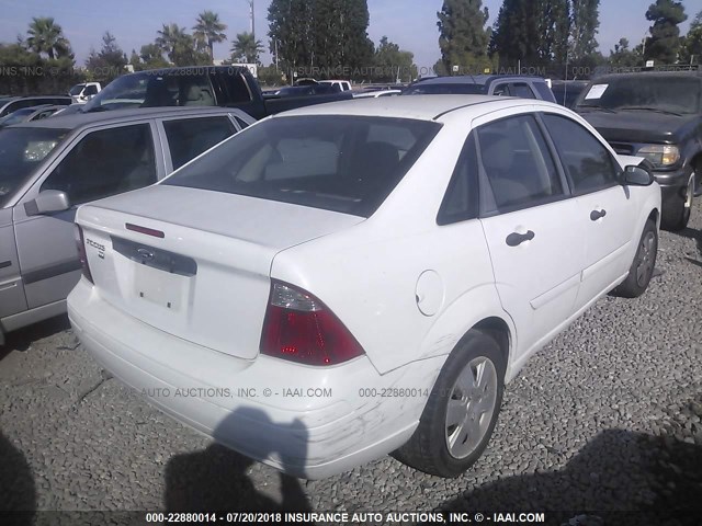 1FAFP34N07W280562 - 2007 FORD FOCUS ZX4/S/SE/SES WHITE photo 4