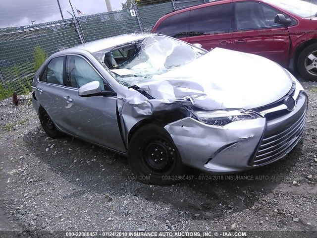 4T1BF1FK4HU722321 - 2017 TOYOTA CAMRY LE/XLE/SE/XSE 银色 照片 1