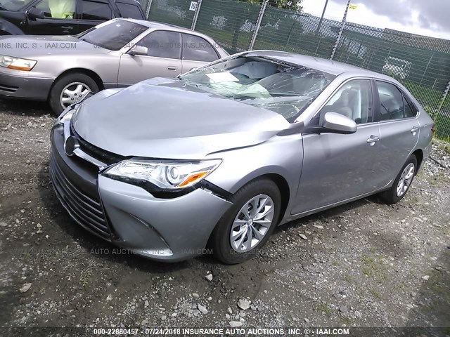4T1BF1FK4HU722321 - 2017 TOYOTA CAMRY LE/XLE/SE/XSE 银色 照片 2