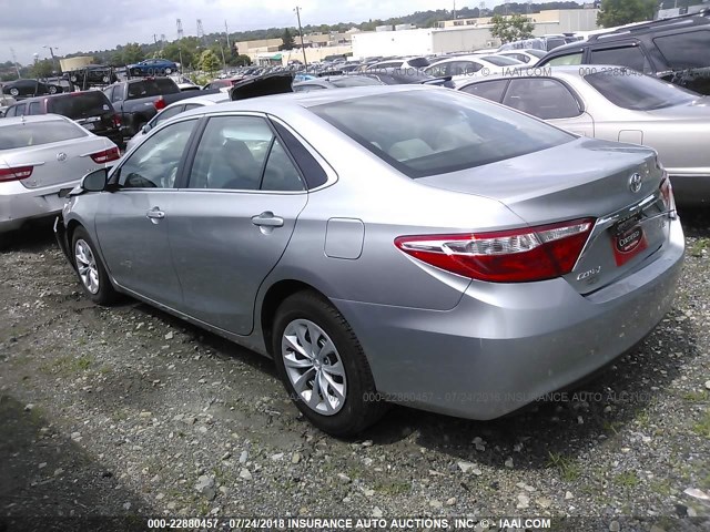 4T1BF1FK4HU722321 - 2017 TOYOTA CAMRY LE/XLE/SE/XSE 银色 照片 3