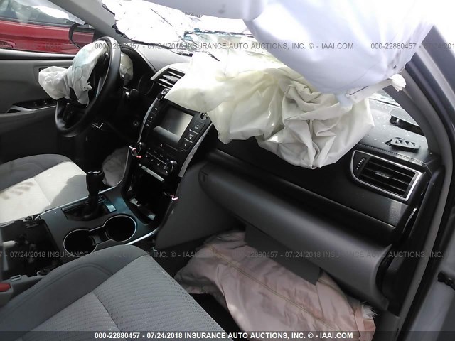 4T1BF1FK4HU722321 - 2017 TOYOTA CAMRY LE/XLE/SE/XSE 银色 照片 5