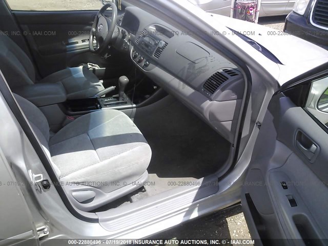 4T1BE32K43U187522 - 2003 TOYOTA CAMRY LE/XLE/SE SILVER photo 5