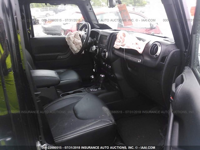 1C4BJWDG1HL563245 - 2017 JEEP WRANGLER UNLIMITE SPORT BLACK photo 5