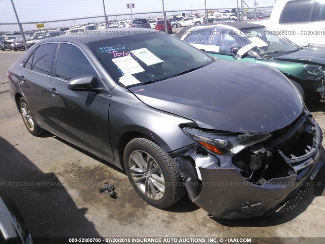 4T1BF1FK1HU728772 - 2017 TOYOTA CAMRY LE/XLE/SE/XSE 灰色 照片 1