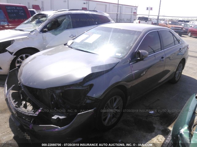 4T1BF1FK1HU728772 - 2017 TOYOTA CAMRY LE/XLE/SE/XSE 灰色 照片 2