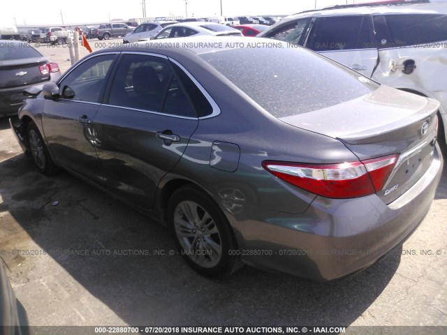 4T1BF1FK1HU728772 - 2017 TOYOTA CAMRY LE/XLE/SE/XSE 灰色 照片 3