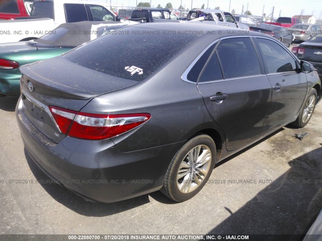 4T1BF1FK1HU728772 - 2017 TOYOTA CAMRY LE/XLE/SE/XSE 灰色 照片 4