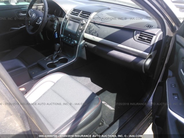 4T1BF1FK1HU728772 - 2017 TOYOTA CAMRY LE/XLE/SE/XSE 灰色 照片 5