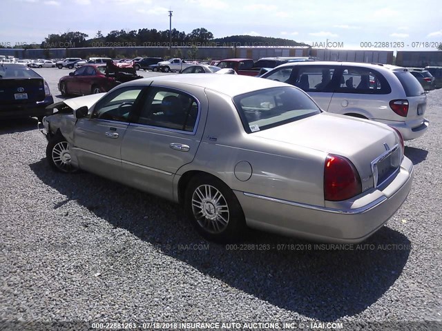 1LNHM82W06Y604712 - 2006 LINCOLN TOWN CAR SIGNATURE LIMITED TAN photo 3