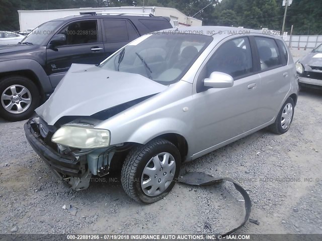 KL1TD62655B327504 - 2005 CHEVROLET AVEO LS SILVER photo 2
