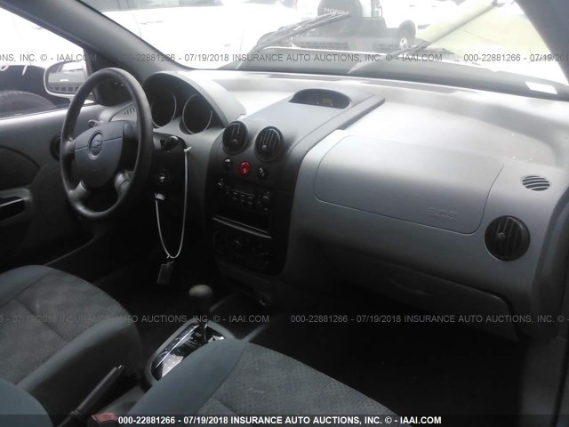 KL1TD62655B327504 - 2005 CHEVROLET AVEO LS SILVER photo 5