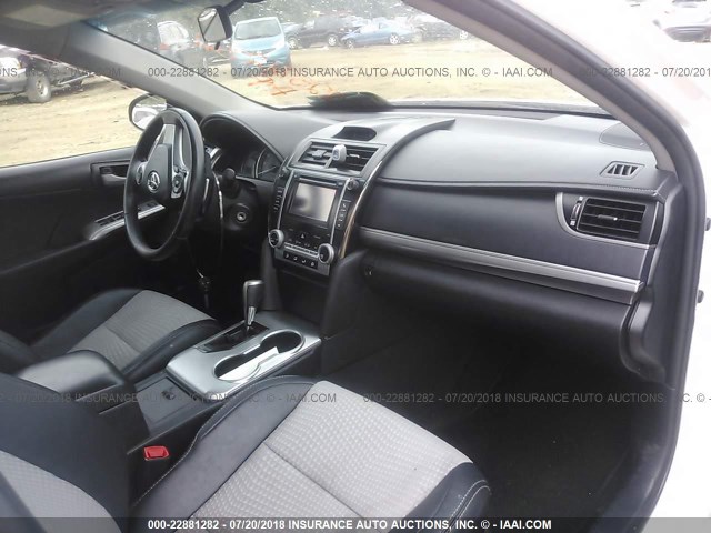 4T1BF1FK4EU311755 - 2014 TOYOTA CAMRY L/SE/LE/XLE 白色 照片 5