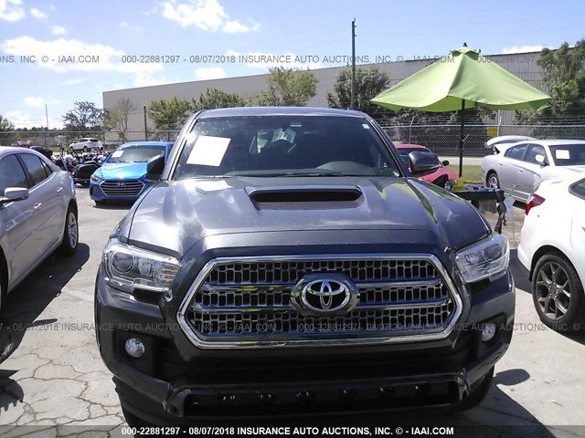 5TFCZ5AN2HX095027 - 2017 TOYOTA TACOMA DBL CAB/SR/TRDSPT/OR/PRO ნაცრისფერი ფოტო 6