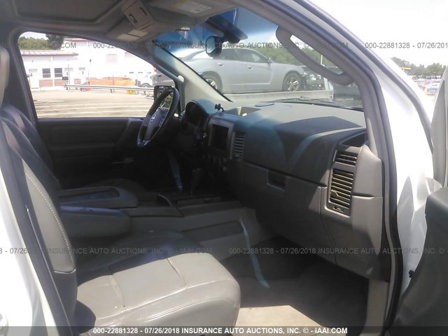 5N1AA08B94N716097 - 2004 NISSAN ARMADA SE/LE WHITE photo 5