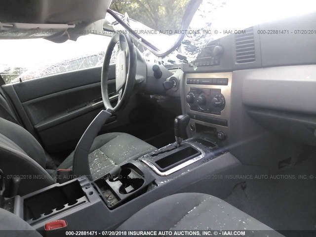 1J4GR48K55C674372 - 2005 JEEP GRAND CHEROKEE LAREDO/COLUMBIA/FREEDOM SILVER photo 5