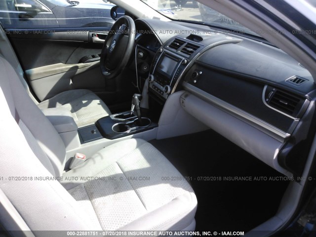 4T1BF1FK0DU227432 - 2013 TOYOTA CAMRY L/SE/LE/XLE შავი ფოტო 5