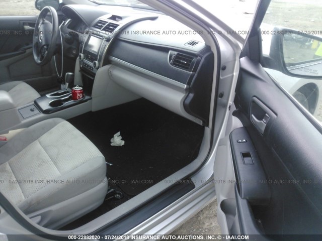 4T1BF1FK5CU129821 - 2012 TOYOTA CAMRY SE/LE/XLE SILVER photo 5
