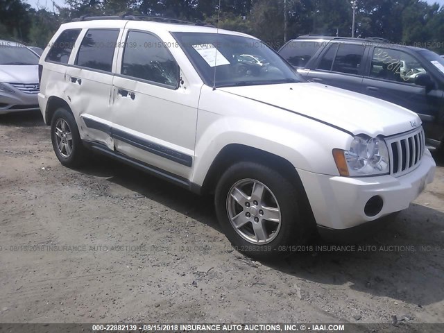 1J4GR48KX5C695766 - 2005 JEEP GRAND CHEROKEE LAREDO/COLUMBIA/FREEDOM 白色 照片 1