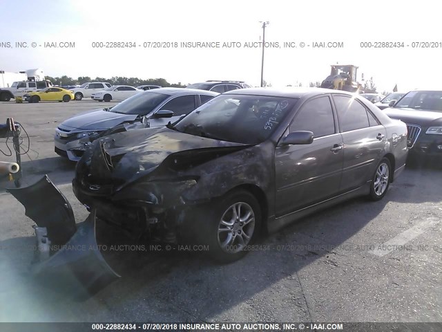 4T1BE32K93U735398 - 2003 TOYOTA CAMRY LE/XLE/SE GRAY photo 2
