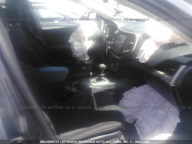 1C4PJLCB0HW539740 - 2017 JEEP CHEROKEE LATITUDE Boz foto 5