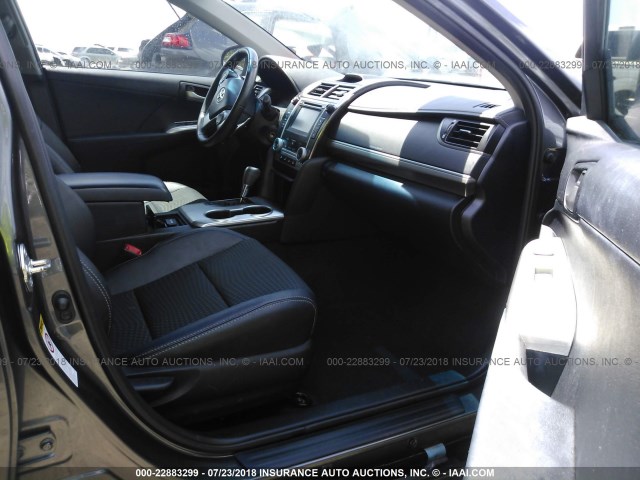 4T1BF1FK7DU260637 - 2013 TOYOTA CAMRY L/SE/LE/XLE 灰色 照片 5